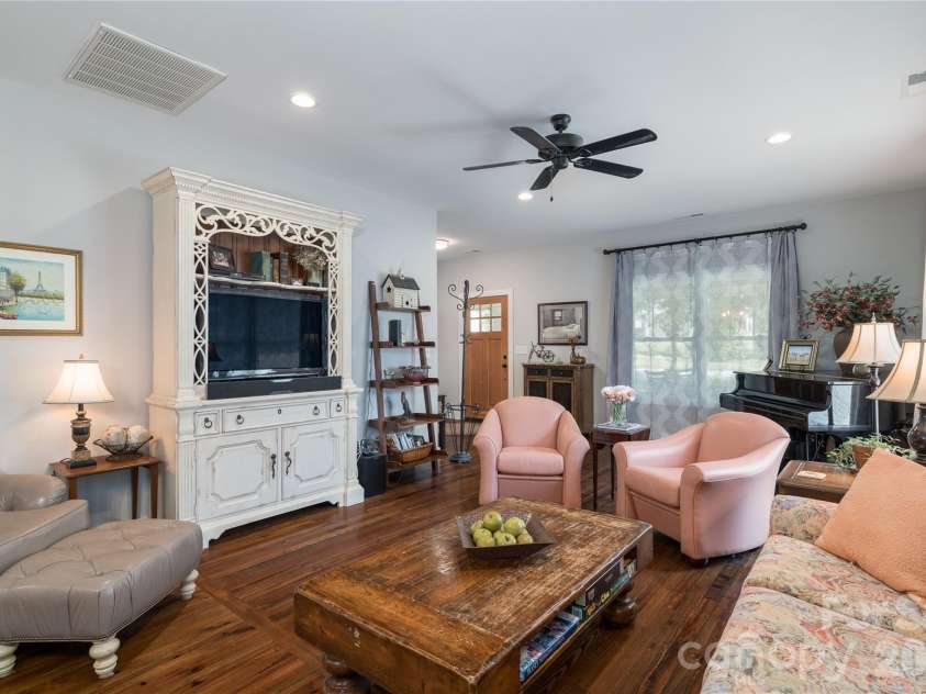 21036 Catawba Avenue, Cornelius, NC 28031.  MLS# CAR4411441, YatesRealty ID 42348. 