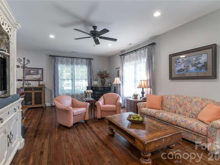 21036 Catawba Avenue, Cornelius, NC 28031.  MLS# CAR4411441, YatesRealty ID 42348. 
