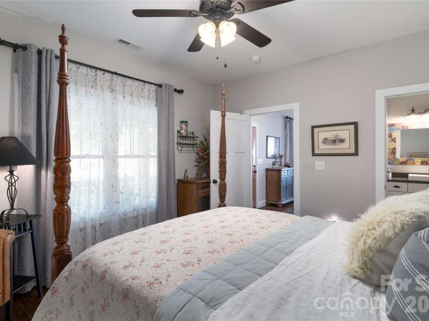 21036 Catawba Avenue, Cornelius, NC 28031.  MLS# CAR4411441, YatesRealty ID 42348. 