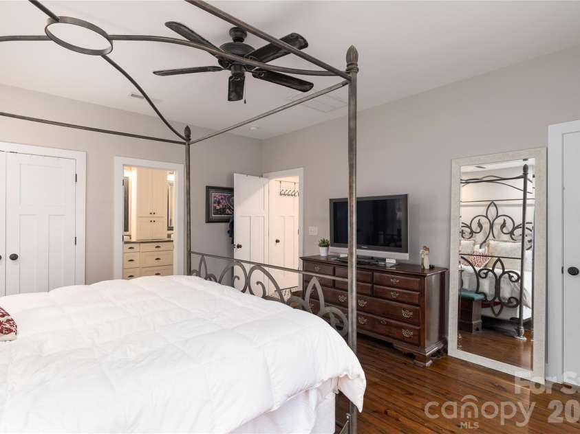 21036 Catawba Avenue, Cornelius, NC 28031.  MLS# CAR4411441, YatesRealty ID 42348. 