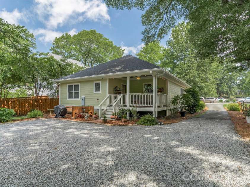 21036 Catawba Avenue, Cornelius, NC 28031.  MLS# CAR4411441, YatesRealty ID 42348. 