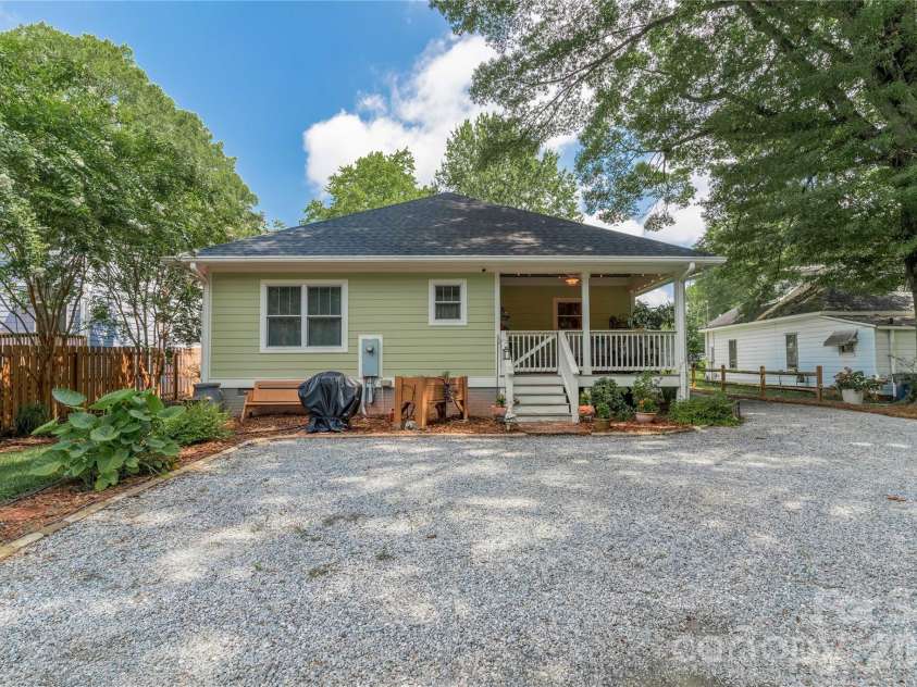 21036 Catawba Avenue, Cornelius, NC 28031.  MLS# CAR4411441, YatesRealty ID 42348. 