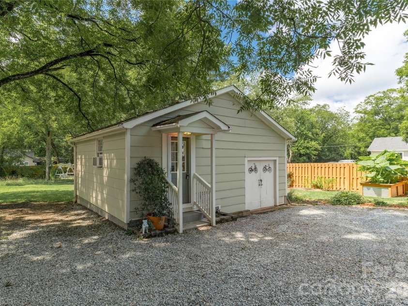 21036 Catawba Avenue, Cornelius, NC 28031.  MLS# CAR4411441, YatesRealty ID 42348. 