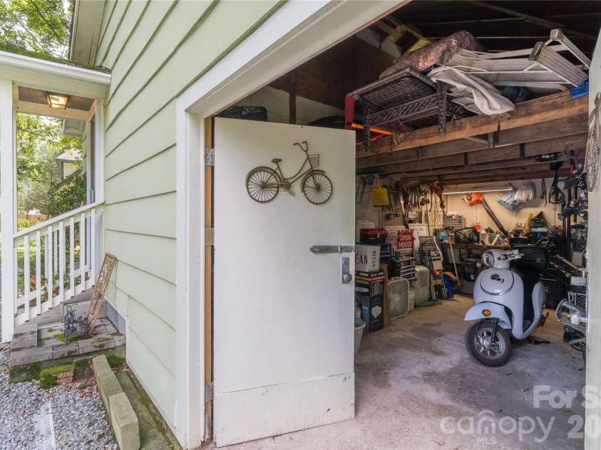 21036 Catawba Avenue, Cornelius, NC 28031.  MLS# CAR4411441, YatesRealty ID 42348. 