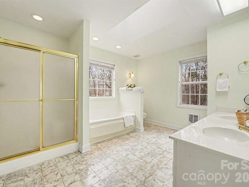 6619 Loblolly Circle, Waxhaw, NC 28173.  MLS# CAR4341573, YatesRealty ID 4235. Primary BA toward jetted tub