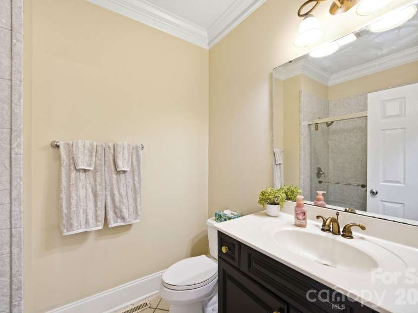 535 Hallman Drive, Rock Hill, SC 29732.  MLS# CAR4411006, YatesRealty ID 42355. Main Level Full Bath
