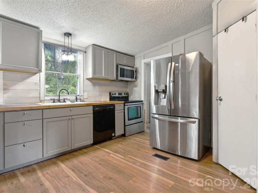 912 Grace Drive, Stanley, NC 28164.  MLS# CAR4406122, YatesRealty ID 42356. 