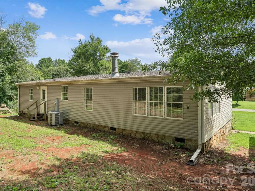 912 Grace Drive, Stanley, NC 28164.  MLS# CAR4406122, YatesRealty ID 42356. Large backyard..