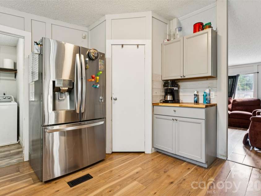 912 Grace Drive, Stanley, NC 28164.  MLS# CAR4406122, YatesRealty ID 42356. Nice coffee bar area..