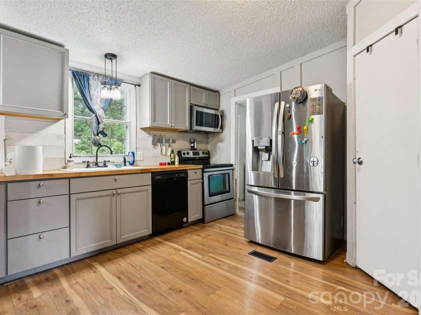 912 Grace Drive, Stanley, NC 28164.  MLS# CAR4406122, YatesRealty ID 42356. Open kitchen area..