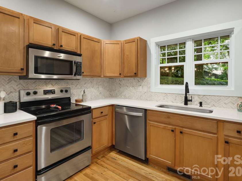 29 Winding Road, Asheville, NC 28803.  MLS# CAR4407595, YatesRealty ID 42357. 