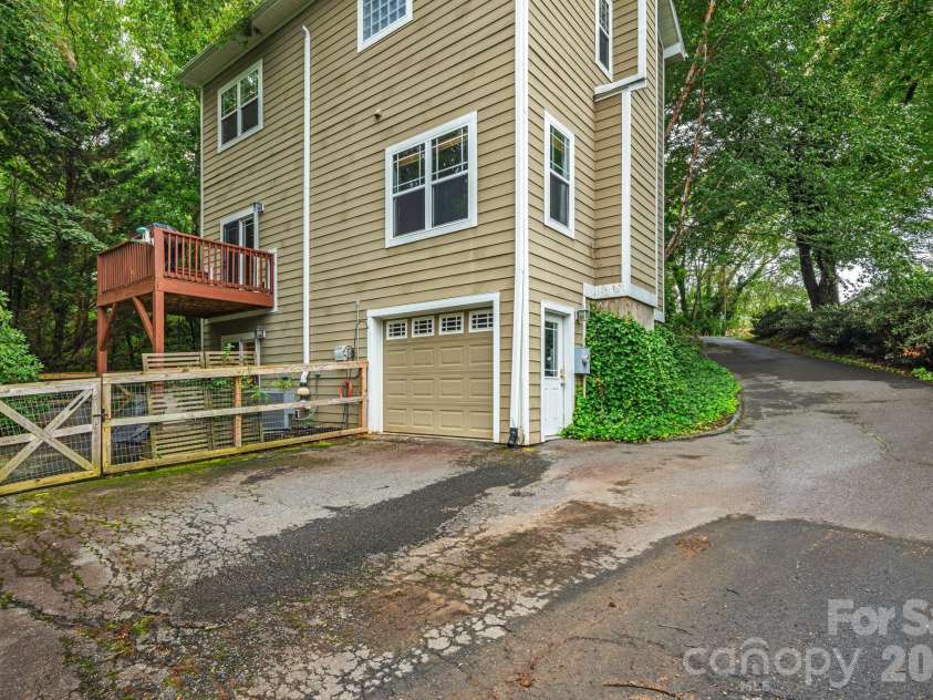 29 Winding Road, Asheville, NC 28803.  MLS# CAR4407595, YatesRealty ID 42357. 