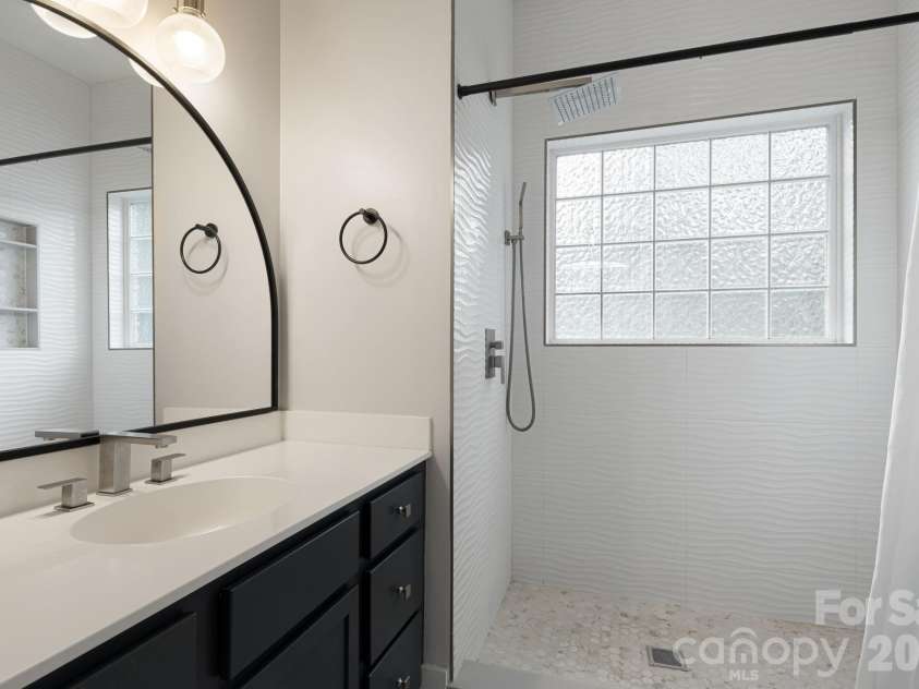 29 Winding Road, Asheville, NC 28803.  MLS# CAR4407595, YatesRealty ID 42357. Primary Bathroom