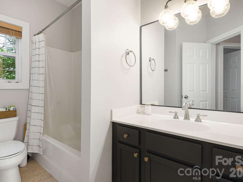 29 Winding Road, Asheville, NC 28803.  MLS# CAR4407595, YatesRealty ID 42357. Second Full Bathroom