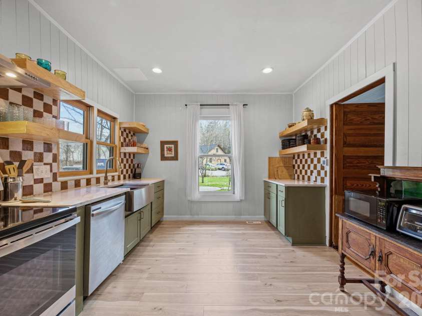 615 Rose Hill Road, Asheville, NC 28803.  MLS# CAR4393254, YatesRealty ID 4236. 