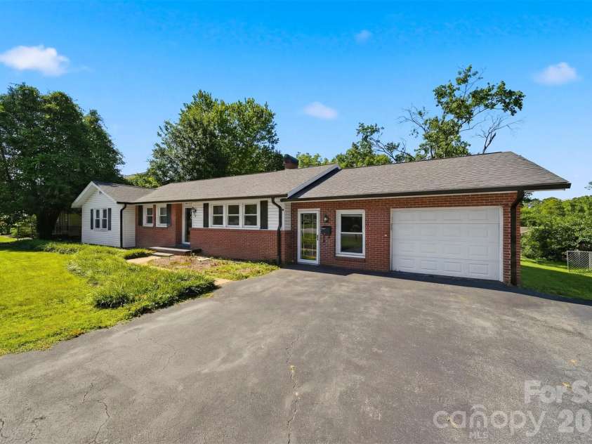 321 16th Avenue, Hickory, NC 28601.  MLS# CAR4404709, YatesRealty ID 42361. 