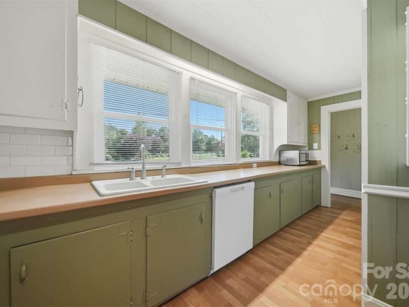 321 16th Avenue, Hickory, NC 28601.  MLS# CAR4404709, YatesRealty ID 42361. 