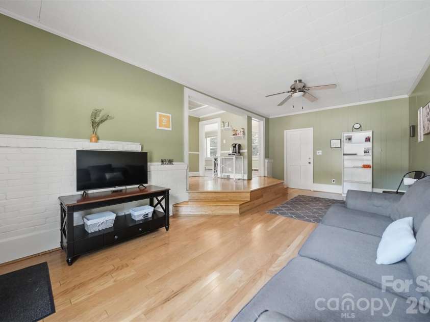 321 16th Avenue, Hickory, NC 28601.  MLS# CAR4404709, YatesRealty ID 42361. 