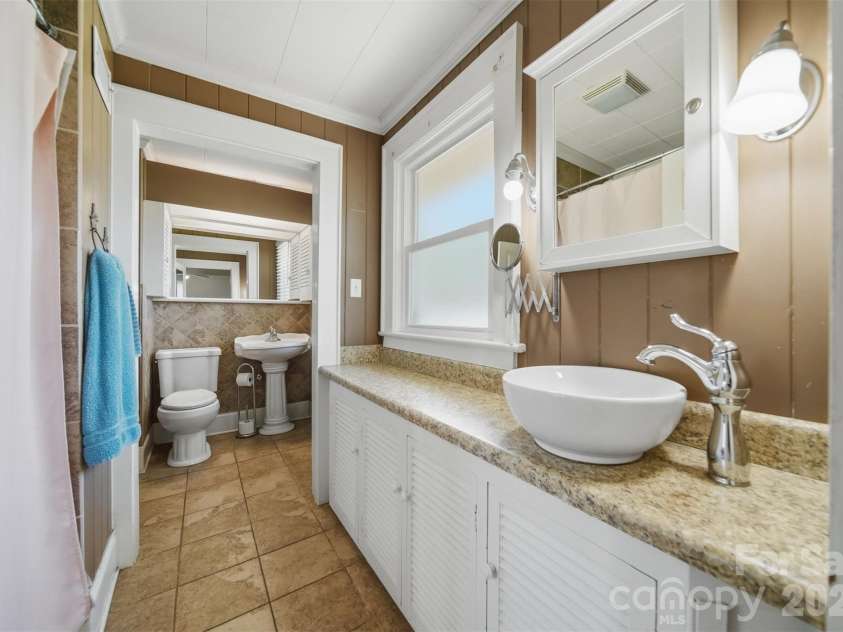 321 16th Avenue, Hickory, NC 28601.  MLS# CAR4404709, YatesRealty ID 42361. 