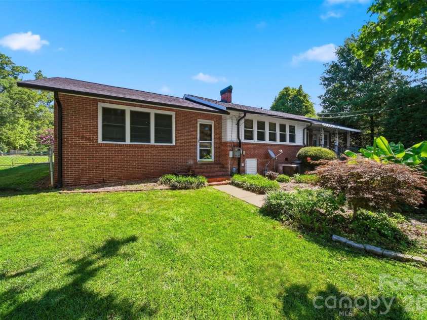 321 16th Avenue, Hickory, NC 28601.  MLS# CAR4404709, YatesRealty ID 42361. 