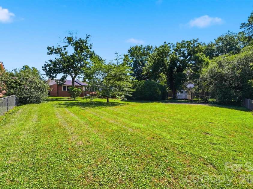 321 16th Avenue, Hickory, NC 28601.  MLS# CAR4404709, YatesRealty ID 42361. 