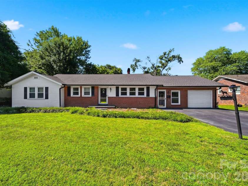 321 16th Avenue, Hickory, NC 28601.  MLS# CAR4404709, YatesRealty ID 42361. 