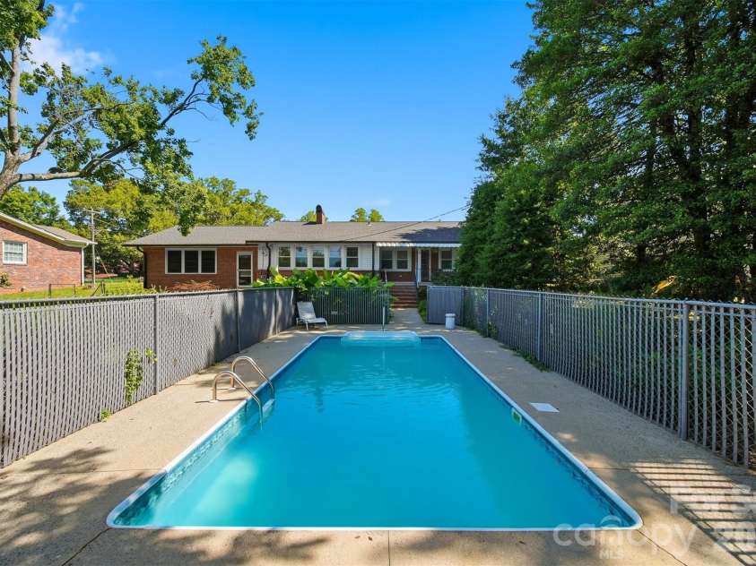 321 16th Avenue, Hickory, NC 28601.  MLS# CAR4404709, YatesRealty ID 42361. 