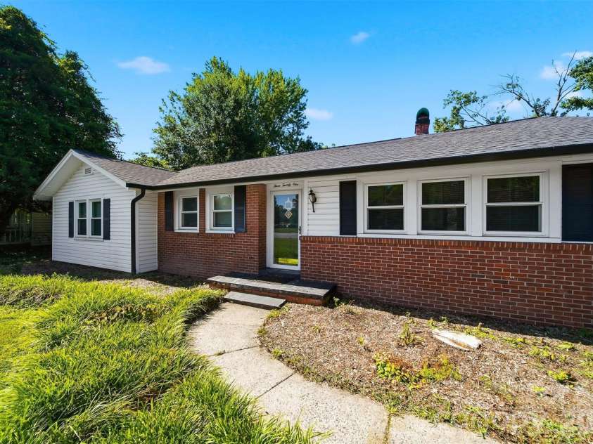 321 16th Avenue, Hickory, NC 28601.  MLS# CAR4404709, YatesRealty ID 42361. 