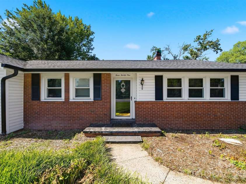 321 16th Avenue, Hickory, NC 28601.  MLS# CAR4404709, YatesRealty ID 42361. 