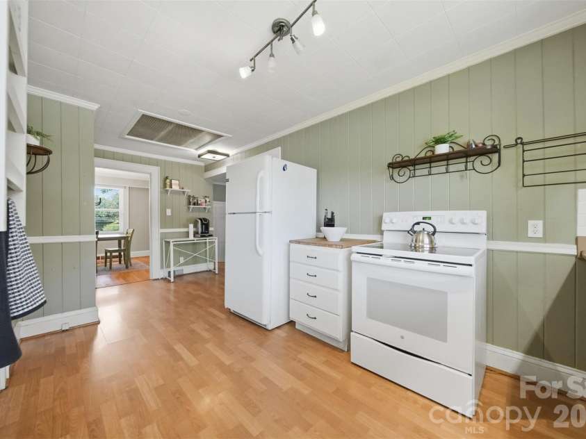 321 16th Avenue, Hickory, NC 28601.  MLS# CAR4404709, YatesRealty ID 42361. 
