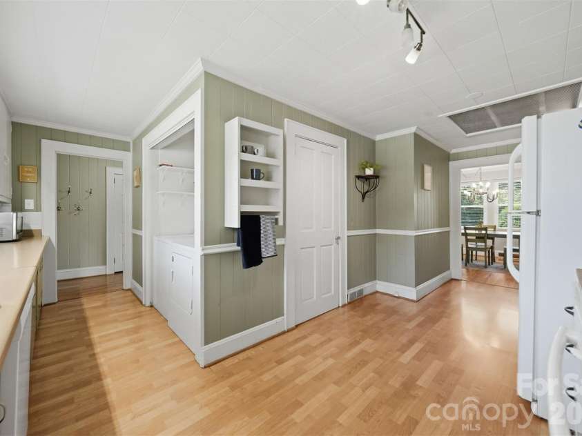 321 16th Avenue, Hickory, NC 28601.  MLS# CAR4404709, YatesRealty ID 42361. 