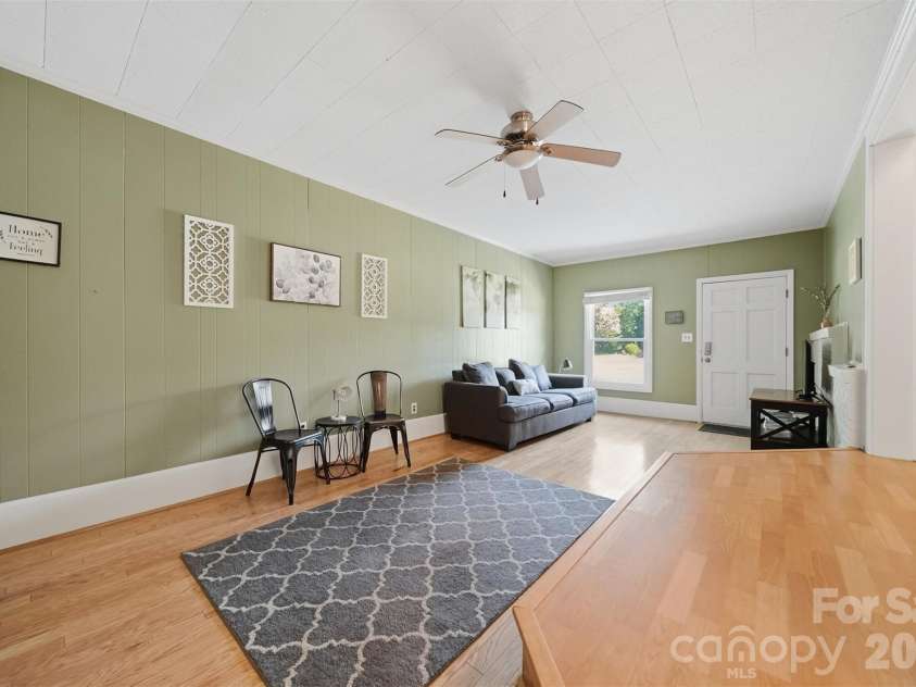 321 16th Avenue, Hickory, NC 28601.  MLS# CAR4404709, YatesRealty ID 42361. 