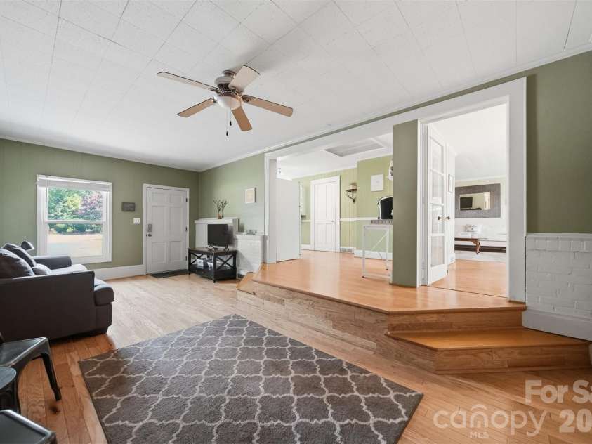 321 16th Avenue, Hickory, NC 28601.  MLS# CAR4404709, YatesRealty ID 42361. 