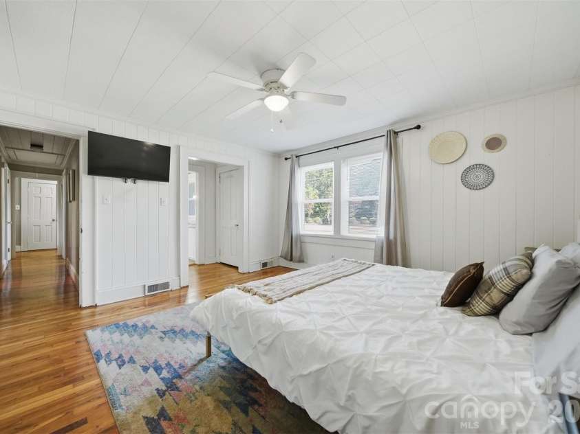 321 16th Avenue, Hickory, NC 28601.  MLS# CAR4404709, YatesRealty ID 42361. 