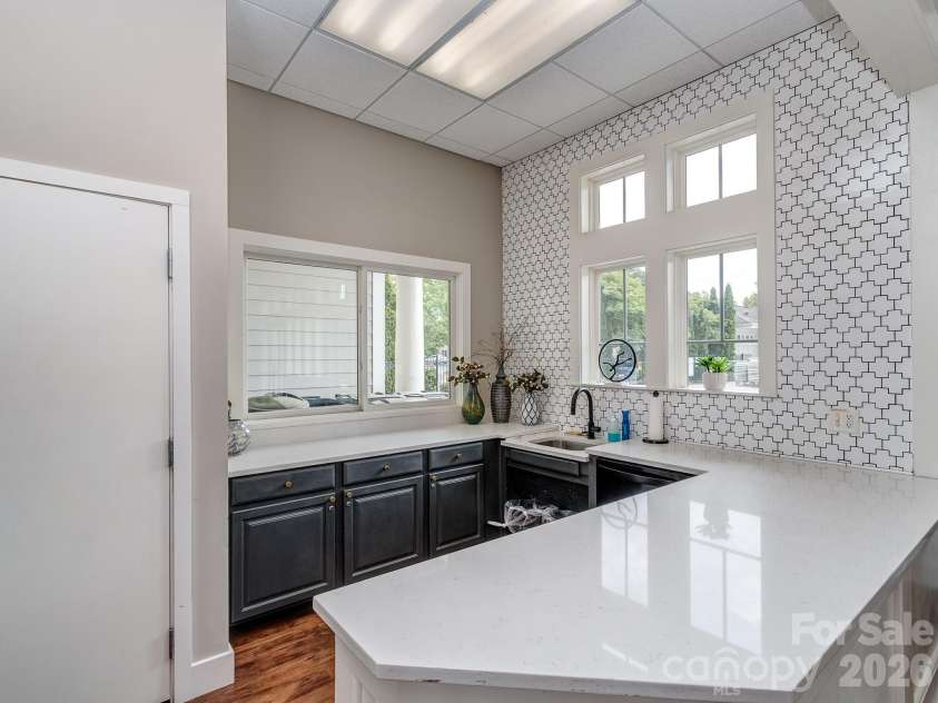 5951 Carrollton Lane, Charlotte, NC 28210.  MLS# CAR4409578, YatesRealty ID 42367. 