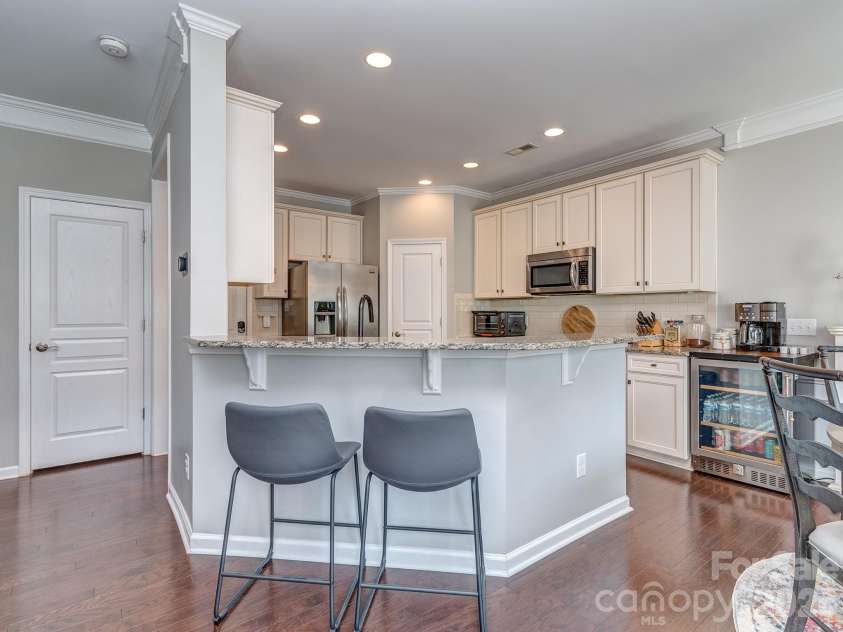 5951 Carrollton Lane, Charlotte, NC 28210.  MLS# CAR4409578, YatesRealty ID 42367. Breakfast bar