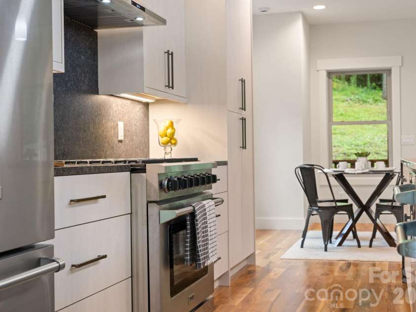 91 Glendale Avenue, Asheville, NC 28803.  MLS# CAR4409237, YatesRealty ID 42369. 