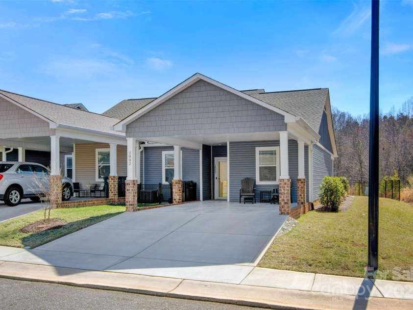 2802 15th Avenue Place, Hickory, NC 28602.  MLS# CAR4224638, YatesRealty ID 4237. 
