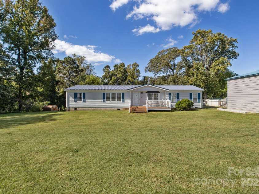 555 Fairmount Road, Statesville, NC 28625.  MLS# CAR4308882, YatesRealty ID 4237. 