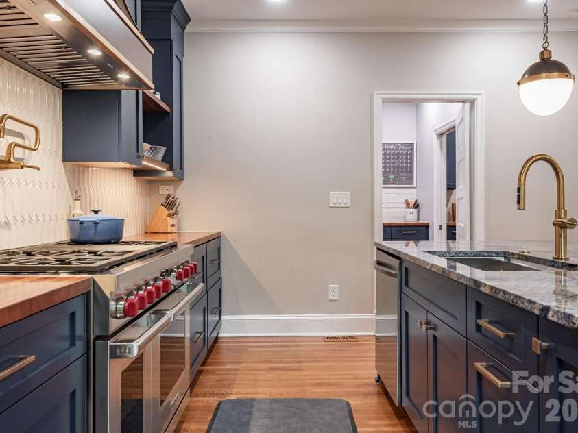 1101 Belgrave Place, Charlotte, NC 28203.  MLS# CAR4408102, YatesRealty ID 42373. 