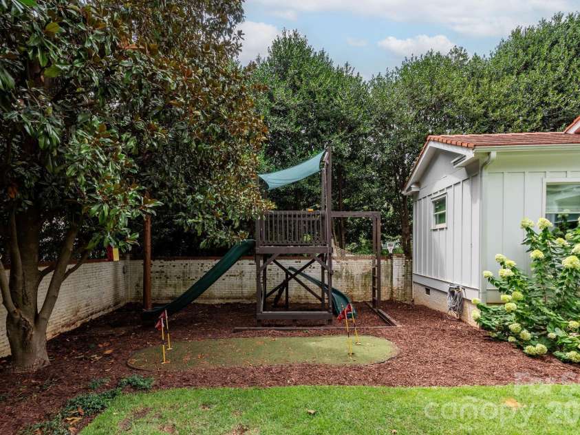 1101 Belgrave Place, Charlotte, NC 28203.  MLS# CAR4408102, YatesRealty ID 42373. 