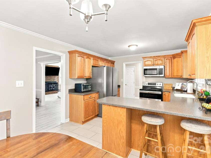 113 Sawtooth Lane, Stanley, NC 28164.  MLS# CAR4410991, YatesRealty ID 42374. Breakfast bar
