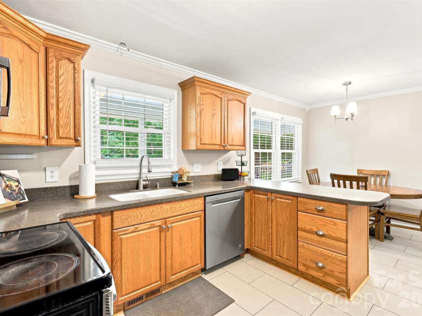 113 Sawtooth Lane, Stanley, NC 28164.  MLS# CAR4410991, YatesRealty ID 42374. Bright and spacious kitchen
