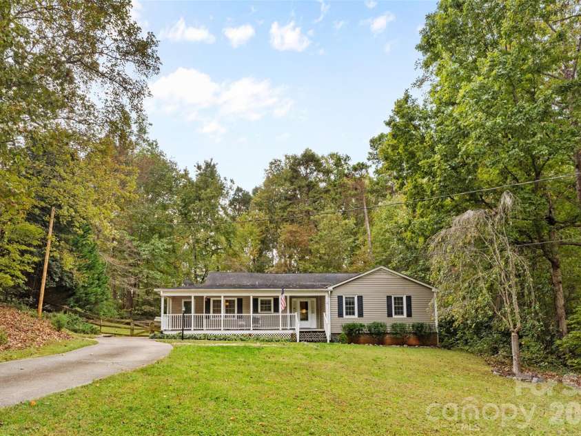 113 Sawtooth Lane, Stanley, NC 28164.  MLS# CAR4410991, YatesRealty ID 42374. Large front yard