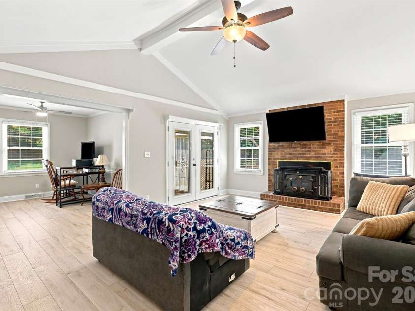 113 Sawtooth Lane, Stanley, NC 28164.  MLS# CAR4410991, YatesRealty ID 42374. Large great room with vaulted ceilings