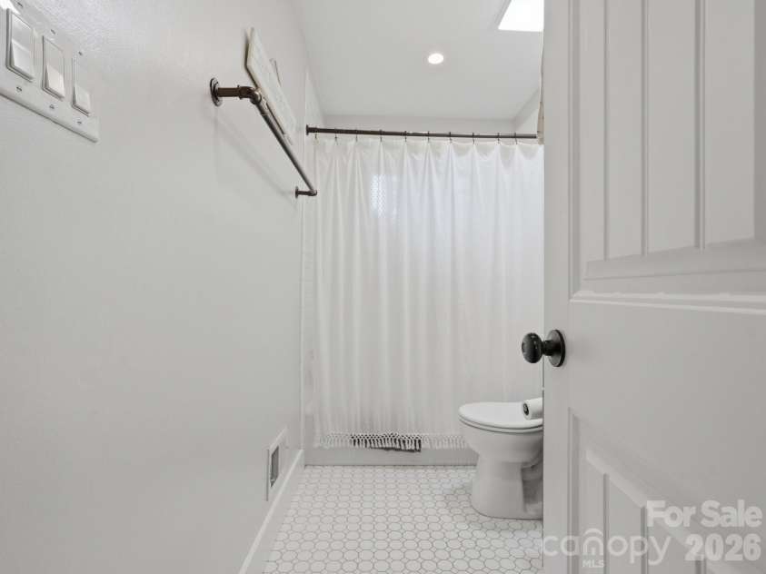6238 Rosecrest Drive, Charlotte, NC 28210.  MLS# CAR4411397, YatesRealty ID 42375. Updated Bathroom