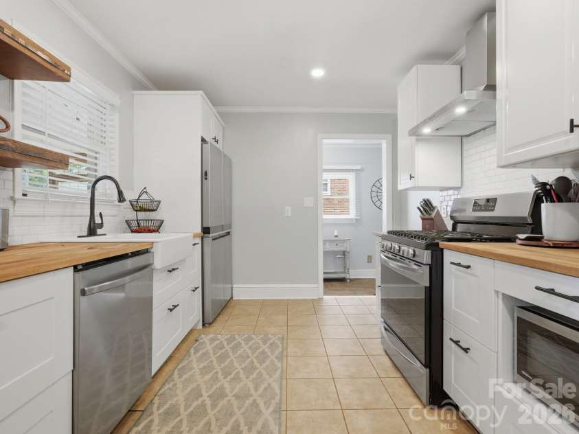 6238 Rosecrest Drive, Charlotte, NC 28210.  MLS# CAR4411397, YatesRealty ID 42375. Updated Kitchen
