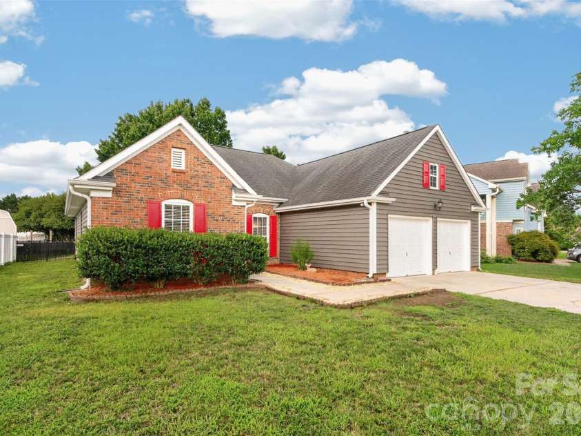 8424 Hirsch Drive, Charlotte, NC 28277.  MLS# CAR4411404, YatesRealty ID 42376. 