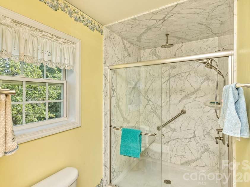 11 Dusty Lane, Leicester, NC 28748.  MLS# CAR4412609, YatesRealty ID 42377. PRIMARY BATH