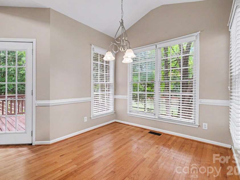 17208 Sycamore Ridge Court, Cornelius, NC 28031.  MLS# CAR4393421, YatesRealty ID 42378. Kitchen table area